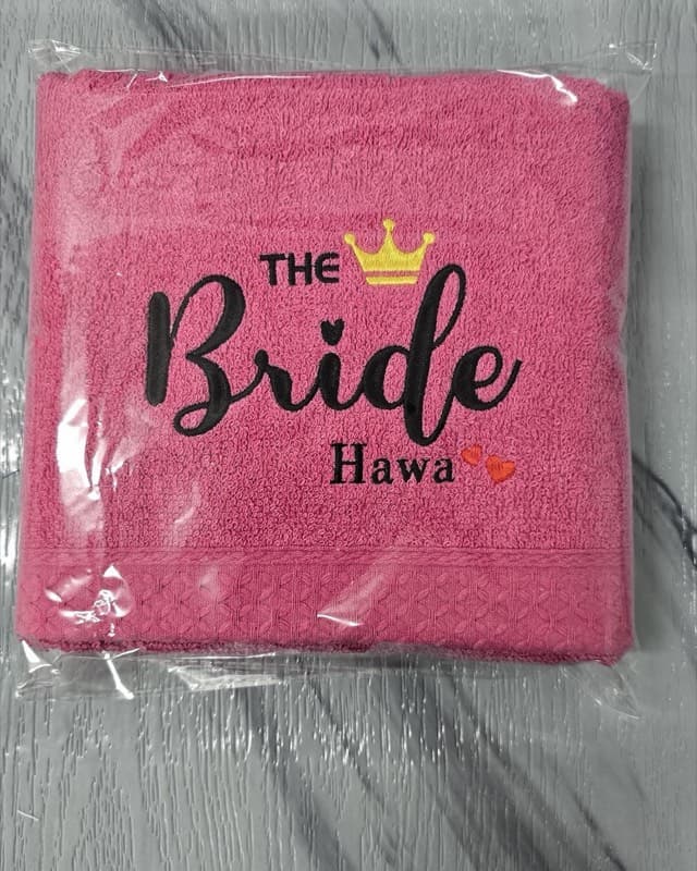 Tuala merah jambu The Bride dengan sulaman nama