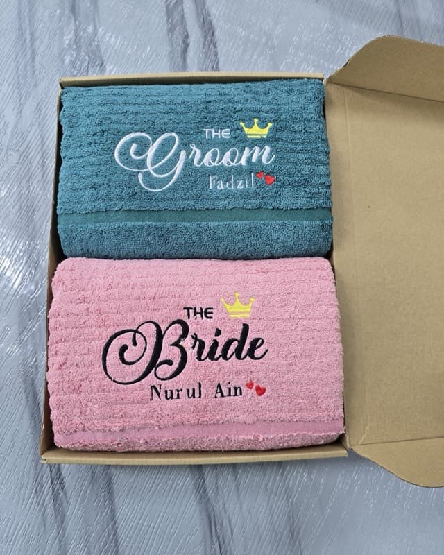 Sepasang tuala The Groom dan The Bride dengan sulaman nama